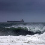 El huracán Erick toca tierra en categoría tres en el estado mexicano de Oaxaca