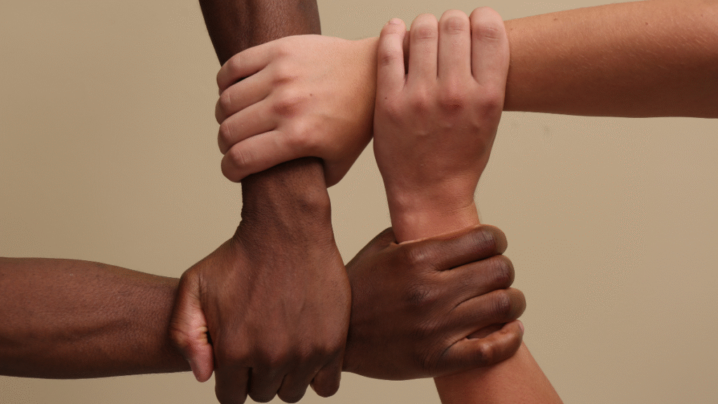 Del rechazo al entendimiento: el 53% de las juventudes LGBTQ+ sufre discriminación en sus hogares