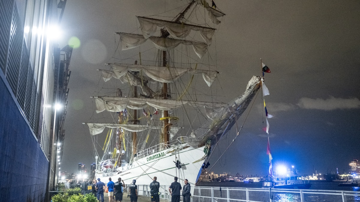 sheinbaum-confirma-muerte-de-2-cadetes-tras-el-choque-del-buque-cuauhtemoc-con-el-puente-de-brooklyn-233946