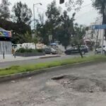 Colonos de Tecamachalco piden atención urgente a crisis de baches y socavón en Naucalpan