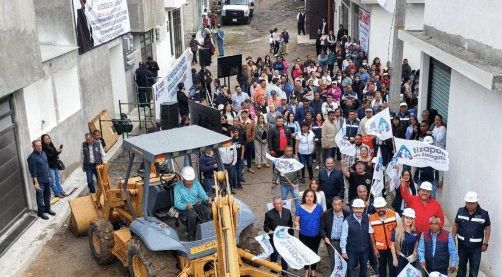 Cumple Pedro Rodríguez Villegas a familias de la Ampliación Demetrio Vallejo con nueva obra de pavimentación en calle Vicente Guerrero.