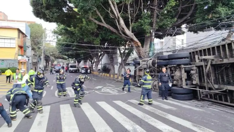 vuelca-camion-basura-san-antonio-abad-colonia-obrera