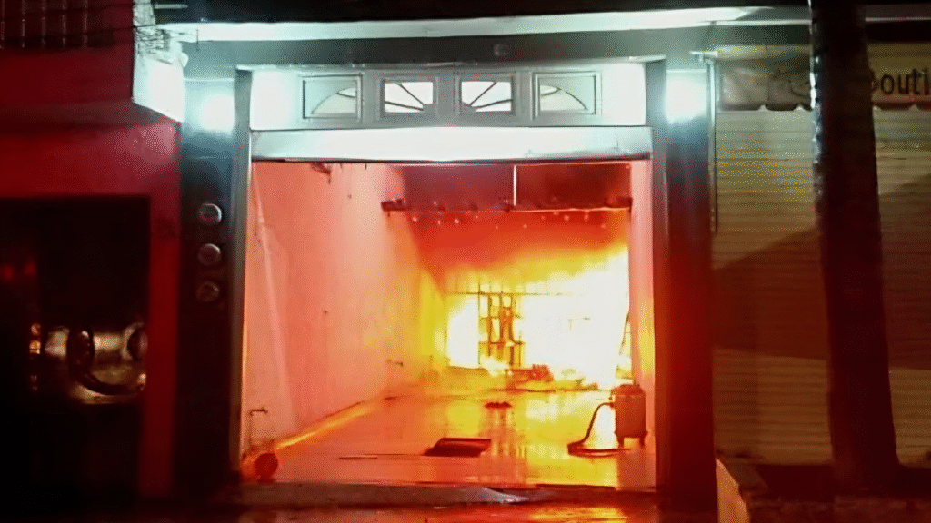 Atacan vivienda de alcaldesa de Queréndaro, Michoacán; incendian su casa