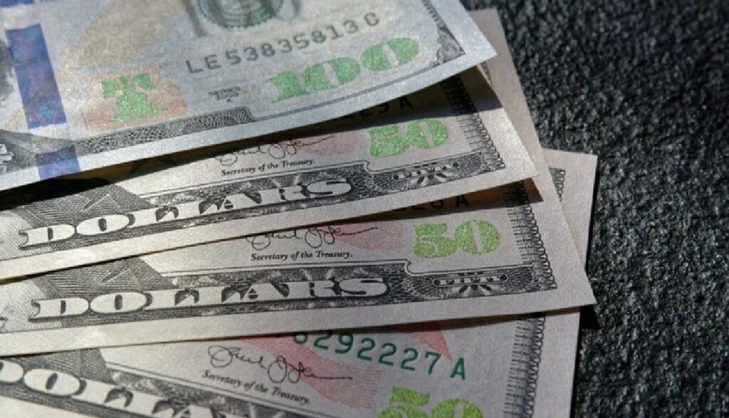 ¡Peso se debilita! Precio del dólar hoy en bancos capitalinos