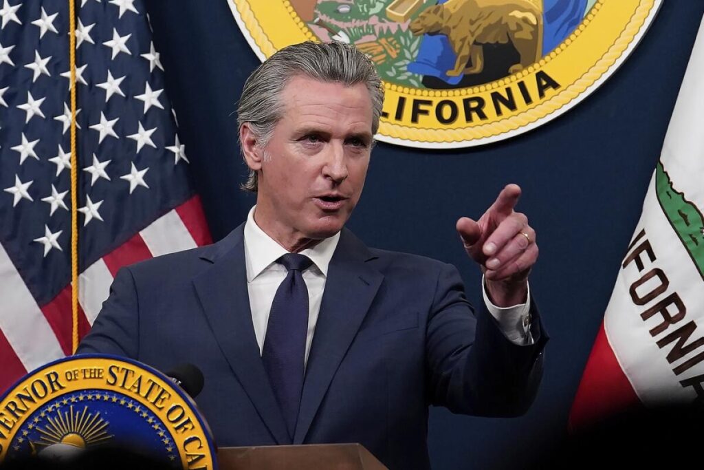 Trump usa al ejército como rey para acumular alarmante poder, advierte el gobernador californiano, Gavin Newsom