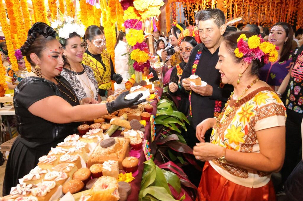 Oaxaca festeja el Día de Muertos con la Verbena Popular Xandú en el Zócalo capitalino