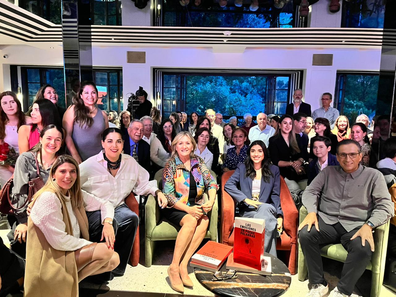 Las Emociones en Pocas Palabras- el libro que sana y dona para transformar vidas