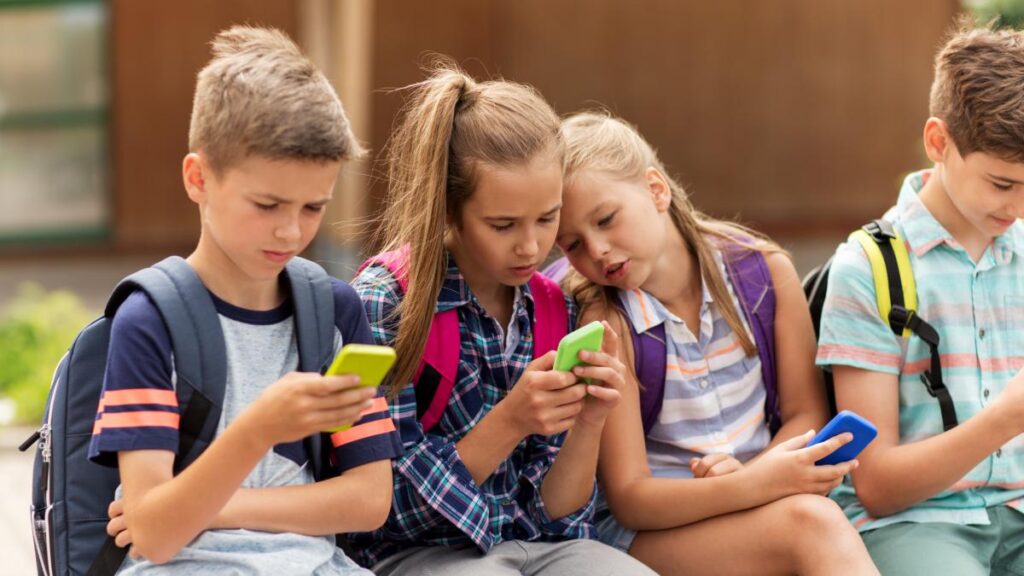 Dinamarca busca que menores de 15 años no puedan usar redes sociales