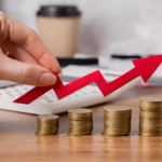 mano-que-sostiene-flecha-crecimiento-monedas