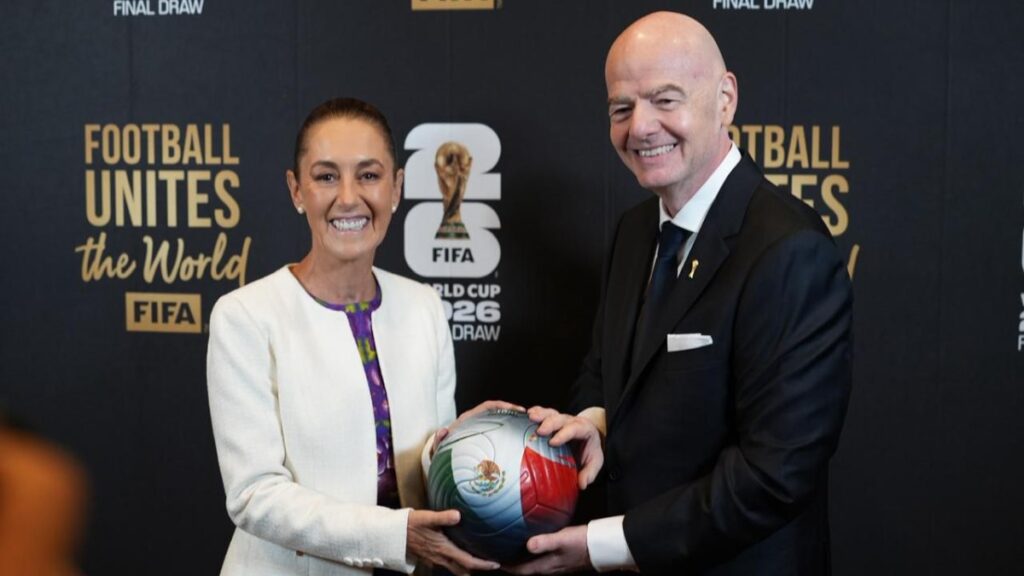 Claudia Sheinbaum asiste al sorteo del Mundial 2026, saca la pelotita de México