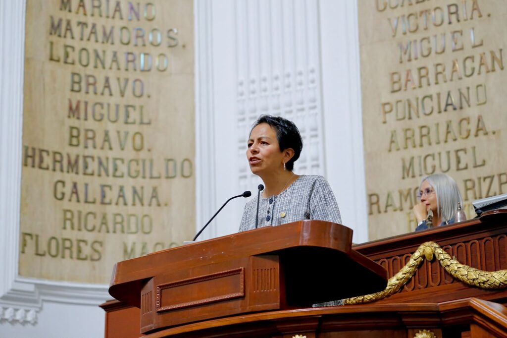 Liz Salgado fortalece educación con apoyo psicológico docente