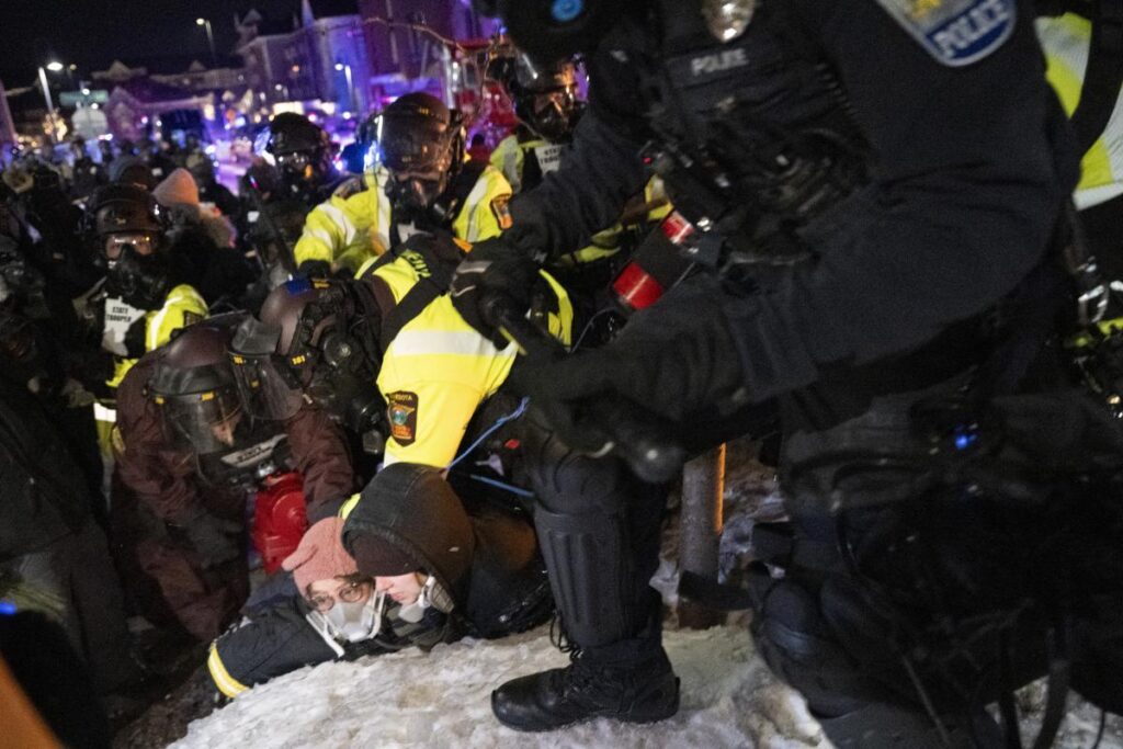 Juez de Minnesota ordena comparecer al jefe en funciones del ICE