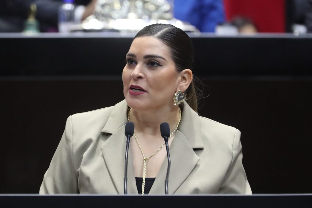 Ana Isabel González realiza visita guiada con estudiantes de Ciencias Políticas, Relaciones Internacionales y Derecho de la FES Acatlán