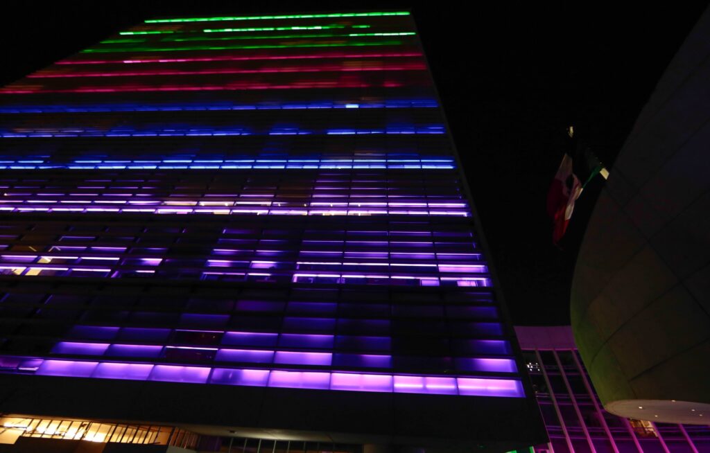 Senado fue iluminado de verde, rosa, azul y morado para conmemorar Día Mundial de las Enfermedades Raras