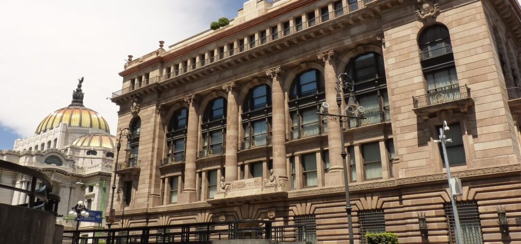 Banxico “pone pausa” a recortes y mantiene tasa de interés en 7%