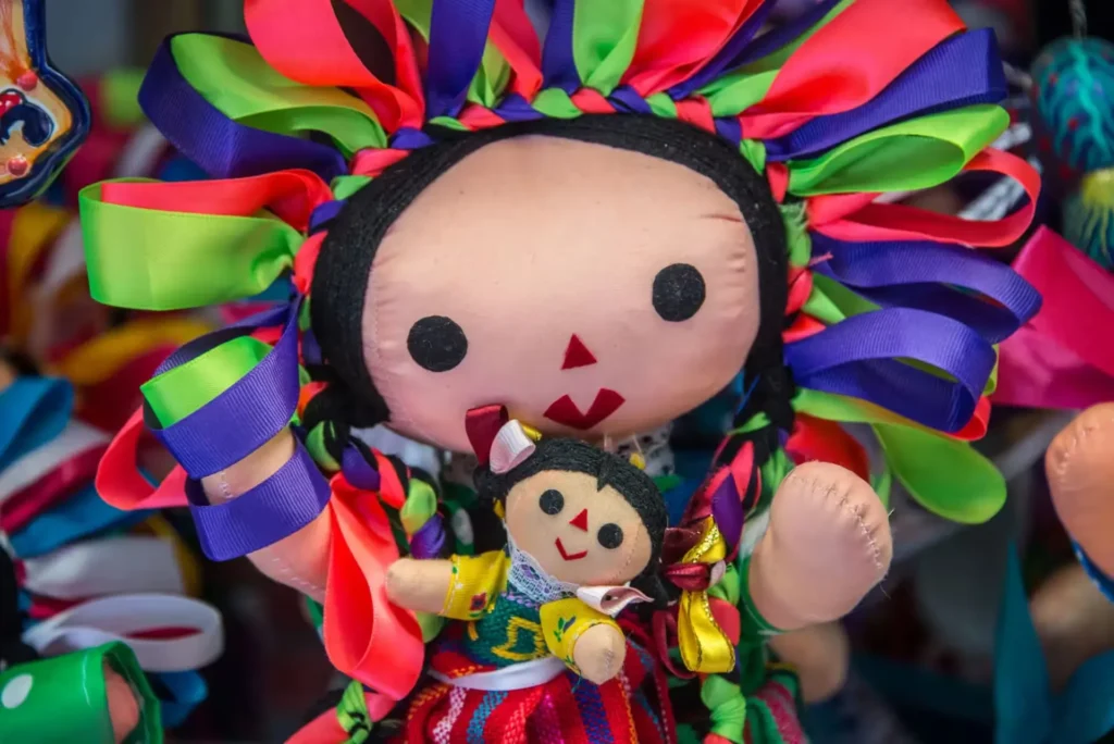 Otorga Santiago Nieto del IMPI declaratorias de protección a las muñecas Lele y Dönxu de Querétaro