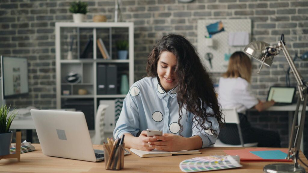 La Inteligencia Artificial conquista el emprendimiento femenino: 57% ya la integra en sus negocios