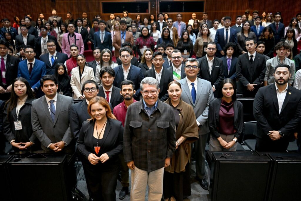 México necesita nuevos bríos en sus dirigencias sociales y políticas y en su formación ideológica y filosófica: Ricardo Monreal