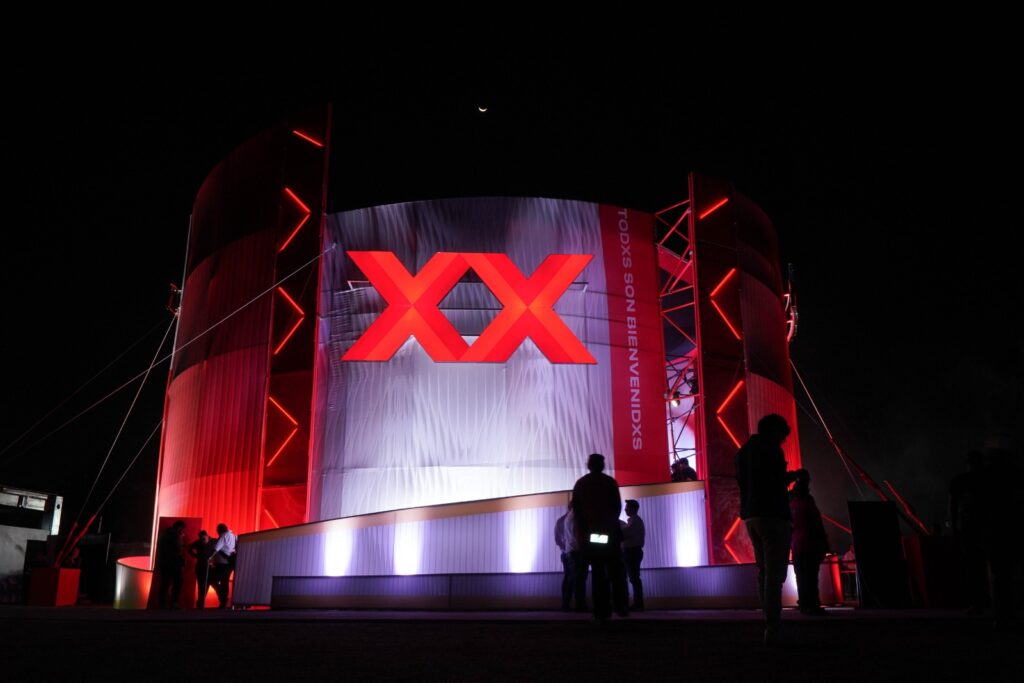 Dos Equis sorprende en EDC México 2026 con su experiencia de brazos robóticos