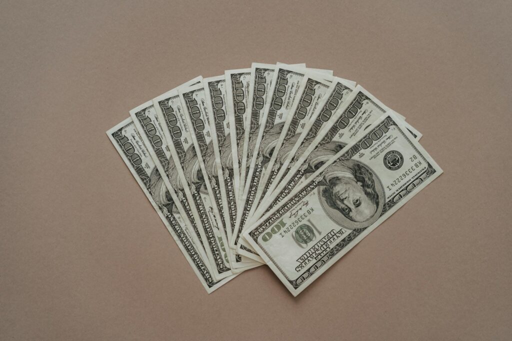 El dólar presiona al peso mexicano en medio de tensiones geopolíticas y decisiones clave de bancos centrales
