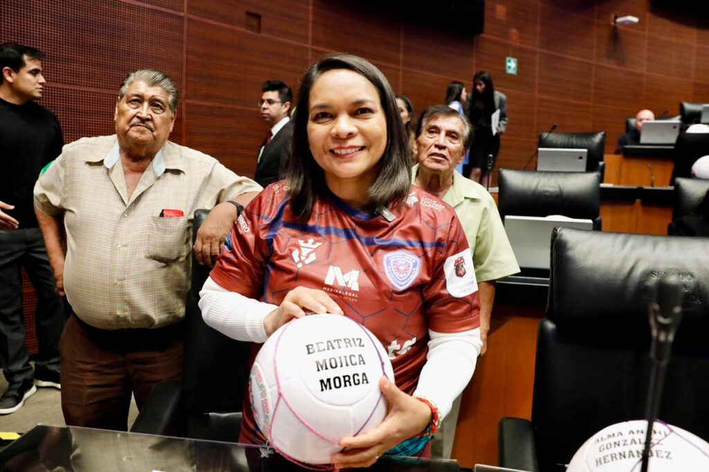 Presentan en el Senado la exposición de balones de fútbol artesanales de Chichihualco, Guerrero