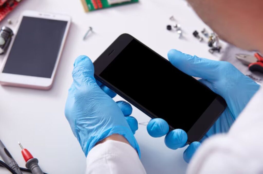 El peligro en el bolsillo: Por qué un accesorio «pirata» convierte un celular en un arma mortal