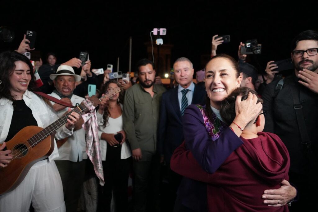 Sheinbaum llega a Barcelona con grito de “Viva la paz siempre”
