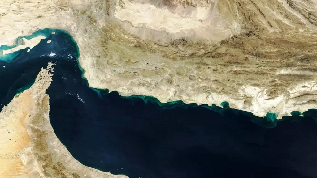 Irán anuncia apertura «completa» del estrecho de Ormuz; caen los precios del petróleo