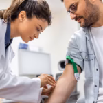 amable-flebotomista-hospital-recogiendo-muestras-sangre-paciente-laboratorio_657921-879