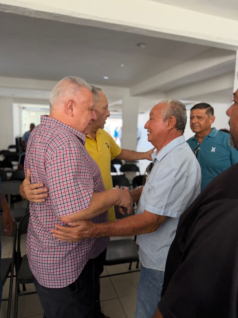 Rafa Marín dialoga con taxistas fundadores de Cancún sobre los desafíos que enfrenta el sector