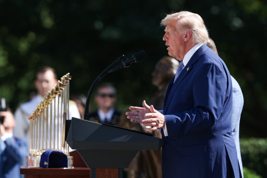 Trump impone aranceles entre el 10 el 12.5 % a más 60 economías; México la libra por el T MEC
