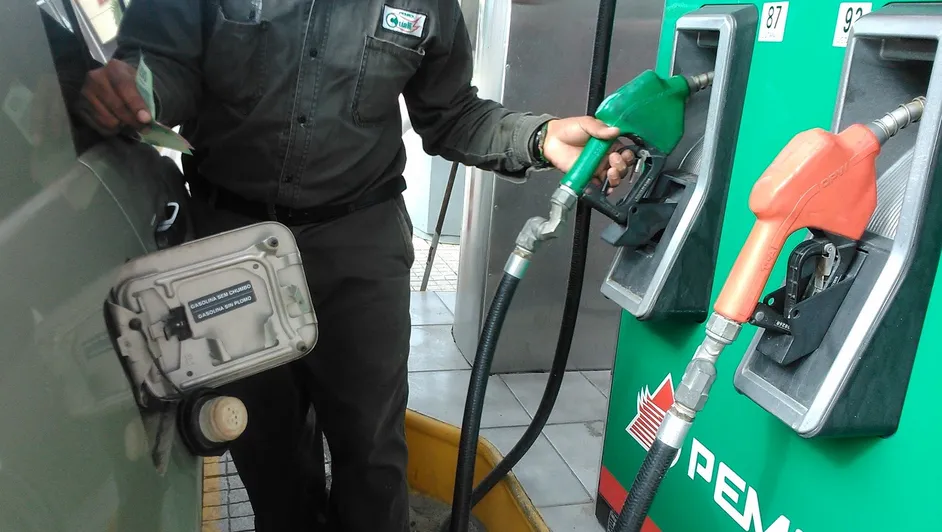 Conflicto en Medio Oriente encarece el petróleo y aumenta la presión sobre los combustibles y recaudación fiscal en México