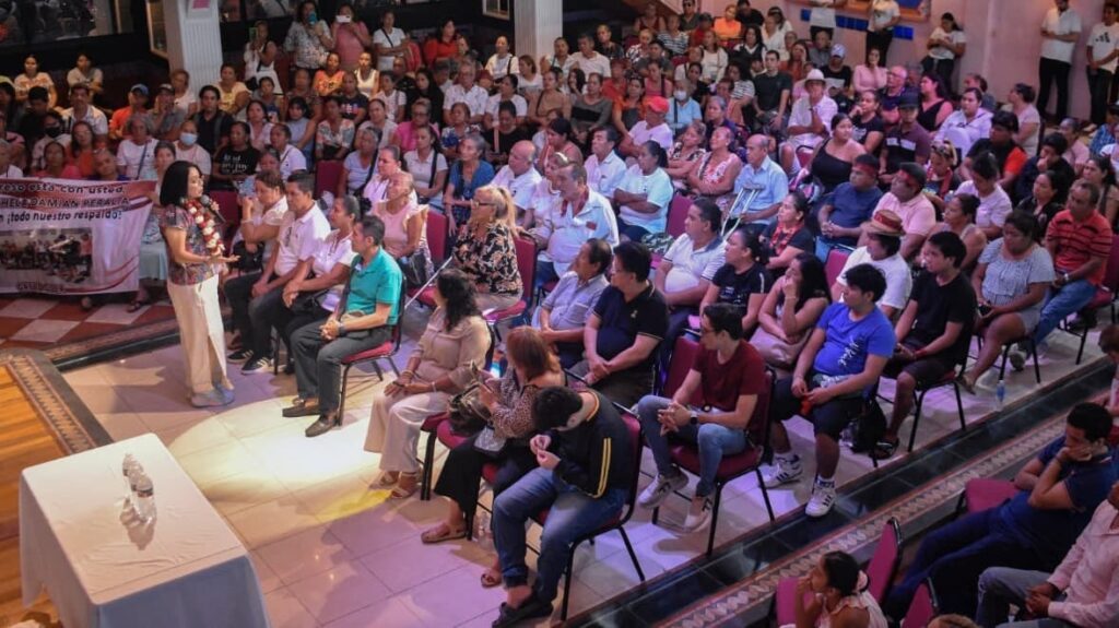 Esthela Damián fortalece diálogo con docentes y ciudadanos de Coyuca: llama a participar en encuentro por la soberanía nacional