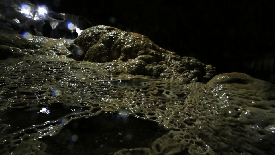 Buscan a cuatro integrantes de una familia atrapada en la Gruta Chichicazapan tras fuertes lluvias en Puebla