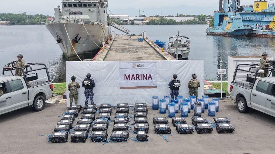 Aseguran más de una tonelada de presunta cocaína y 840 litros de combustible en embarcación frente a Chiapas