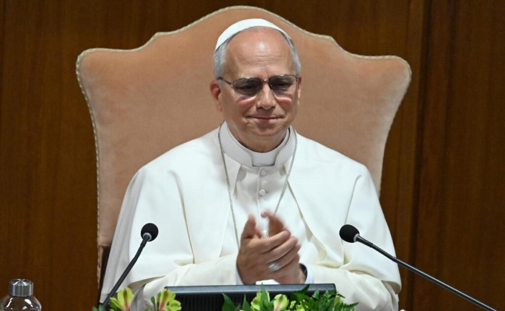 El papa almuerza con pobres y migrantes durante sus vacaciones en Castel Gandolfo