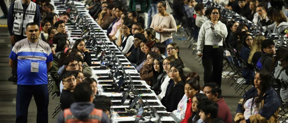 Cientos de jóvenes abarrotan el Palacio de los Deportes para el examen de control de la UNAM