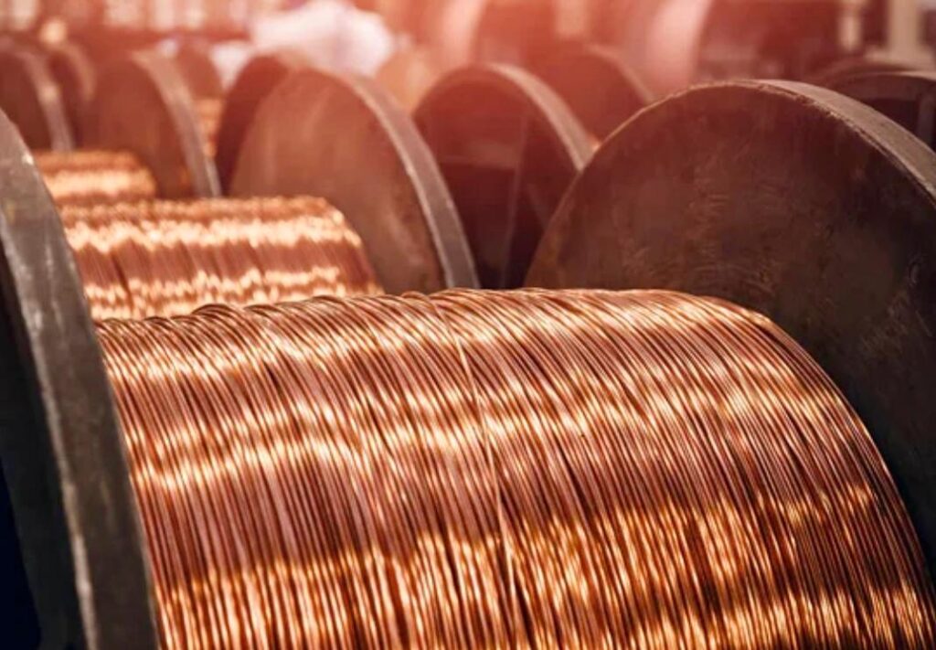 El precio del cobre se dispara a 14,527 dólares ante la escasez