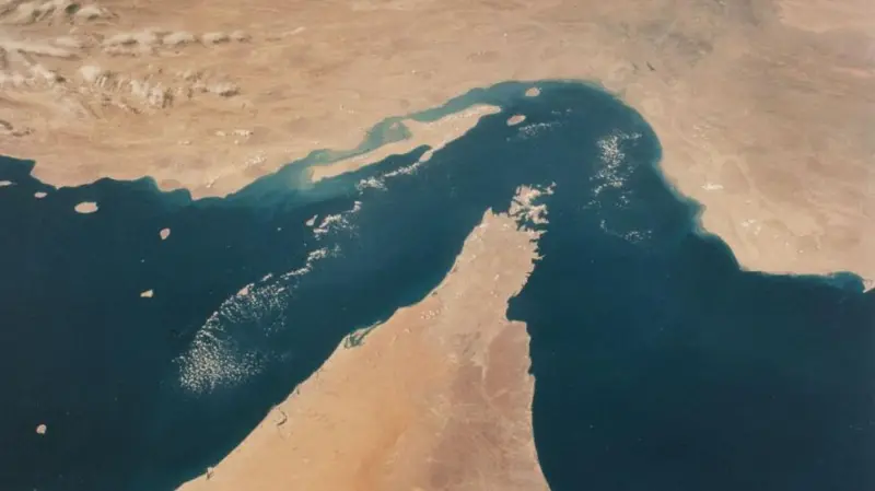Irán y Omán perfilan nuevo esquema para navegar por Ormuz en medio de la tensión con EU