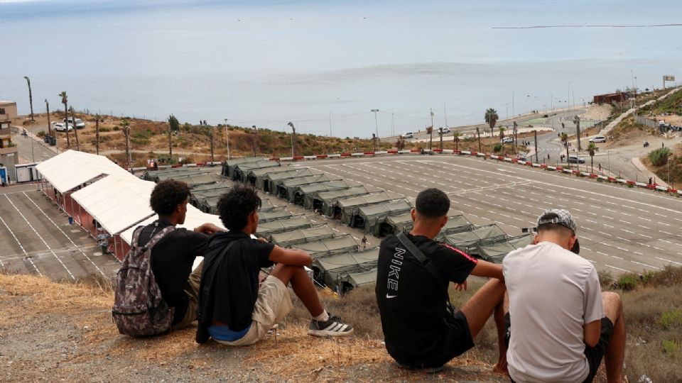 Crisis en Ceuta: miles de migrantes permanecen en el enclave a tres semanas del arribo masivo