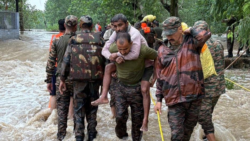 Nueva Delhi bajo el agua: lluvias torrenciales desvían 15 vuelos