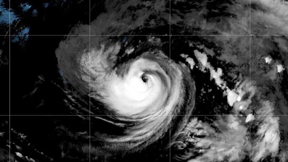 “Karina” se fortalece a huracán en el Pacífico, a unos mil kilómetros de Baja California