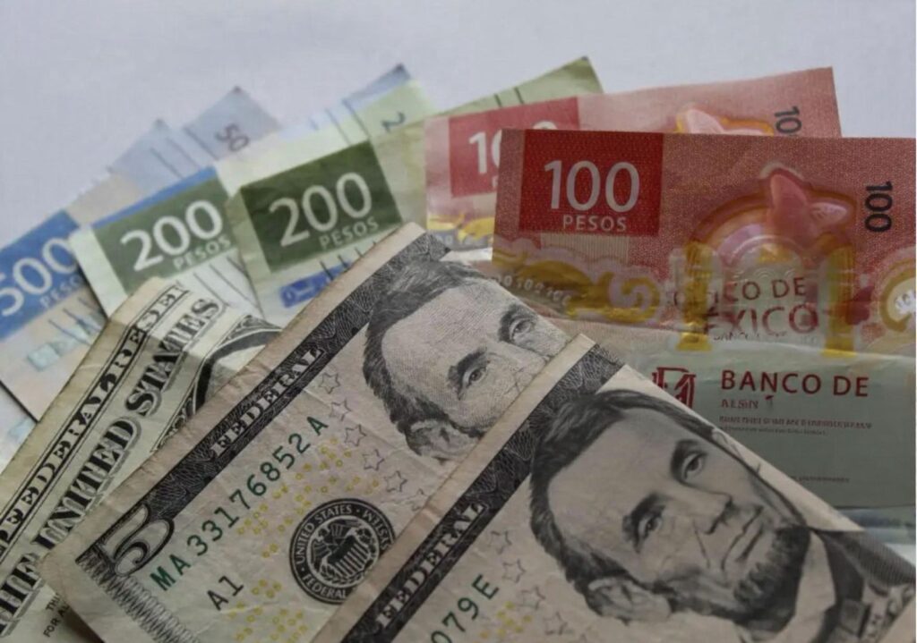 El peso mexicano gana terreno frente al dólar en septiembre; cotiza por debajo de 17 unidades