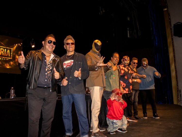 Entre guitarras y llaves, la lucha libre toma el escenario