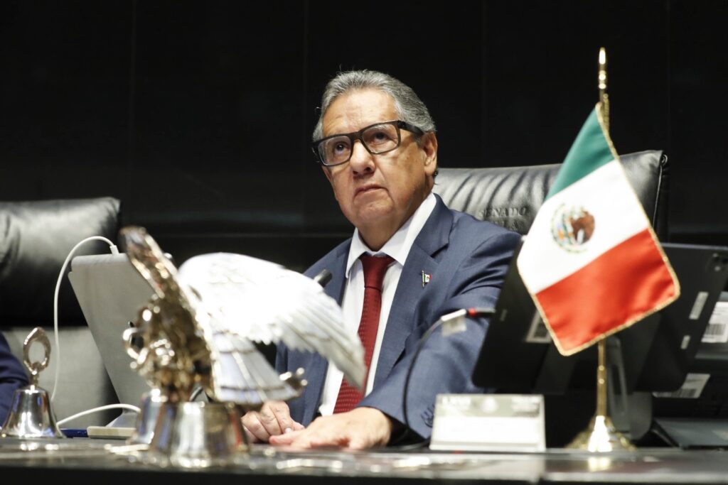 Higinio Martínez solicita que se presente dictamen sobre prohibición de celulares en educación básica