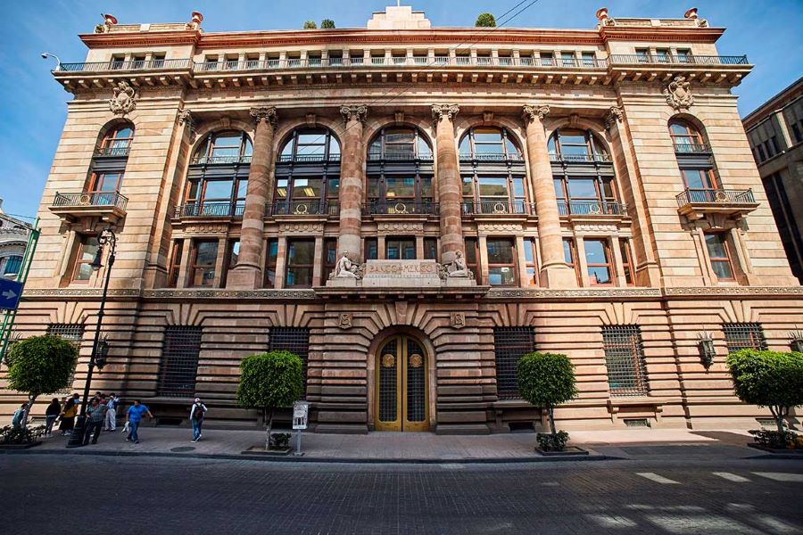 Banxico se desmarca de la Fed y mantiene la tasa en 6.5%