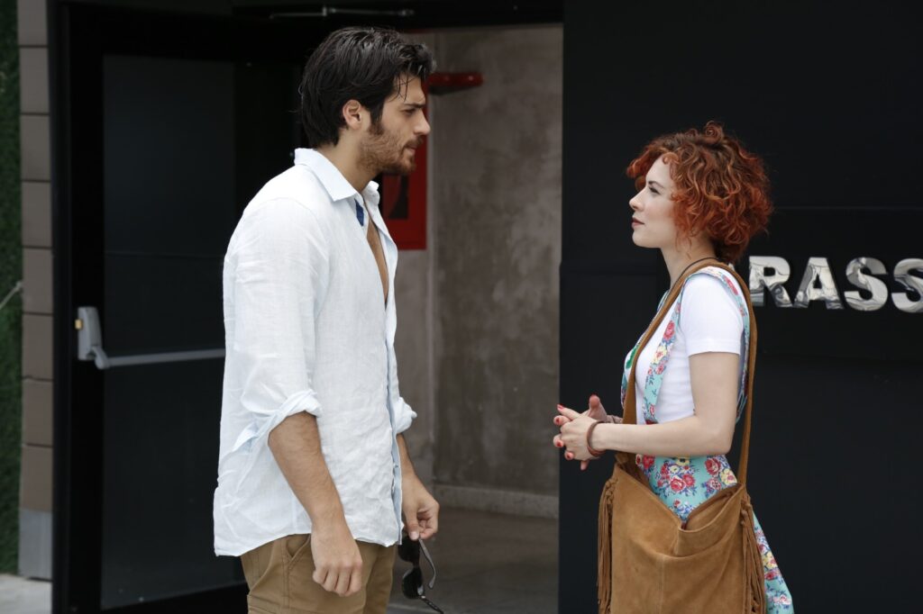 FILMELIER+ ESTRENA «A PESAR DE TI», LA EXITOSA COMEDIA ROMÁNTICA TURCA QUE DESAFÍA LOS ROLES TRADICIONALES