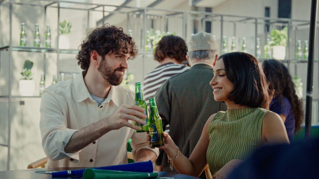 De la incomodidad de tocar la puerta a gritar un gol juntos: Heineken une a vecinos en México alrededor de la Champions League