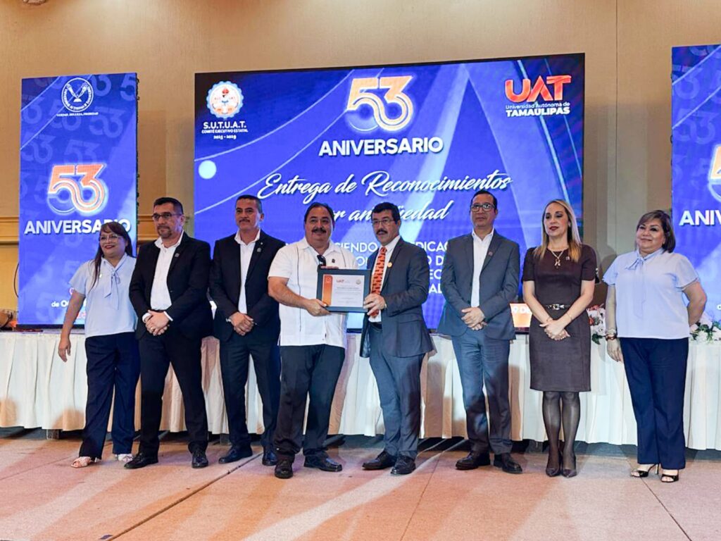 Reconoce Dámaso Anaya a trabajadores universitarios en el 53 Aniversario del SUTUAT