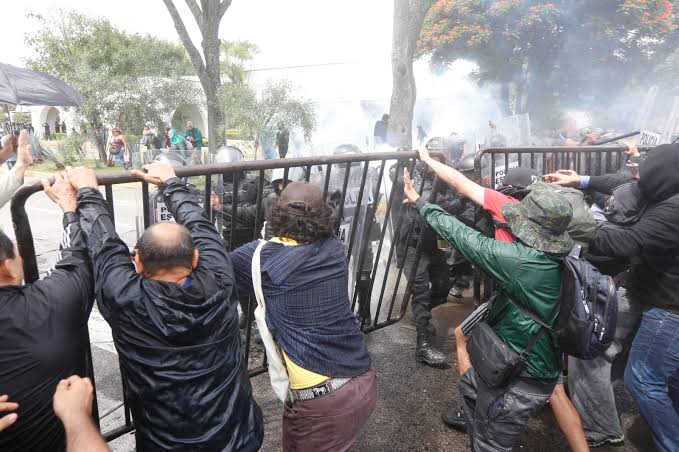 Crisis por agua contaminada en Guadalajara escala a confrontación: reportan nueve detenidos y decenas de heridos
